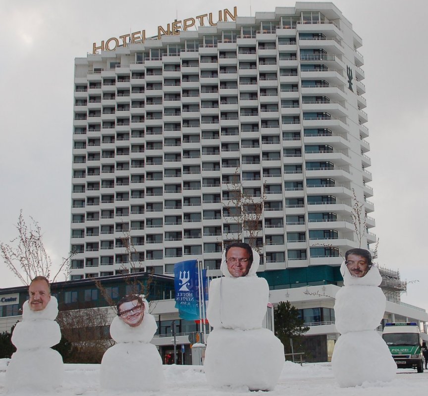 Demonstranten bauen Innenminister als Schneemänner und somit als Schneeminister vor dem Hotel Neptun zur Innenminsterkonferenz in Warnemünde 2012