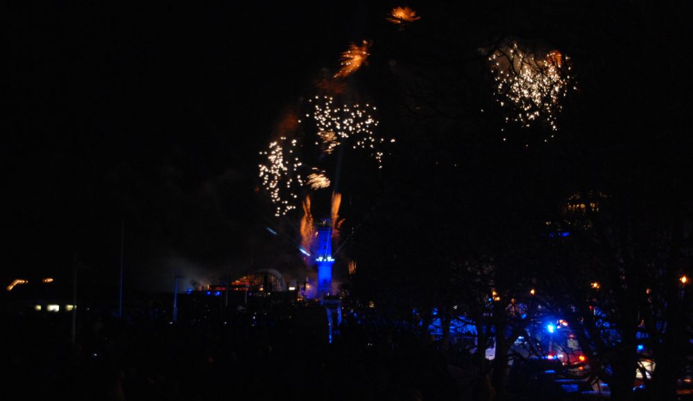 Warnemünder Leuchtturm in Flammen 2014 zu Neujahr in Rostock