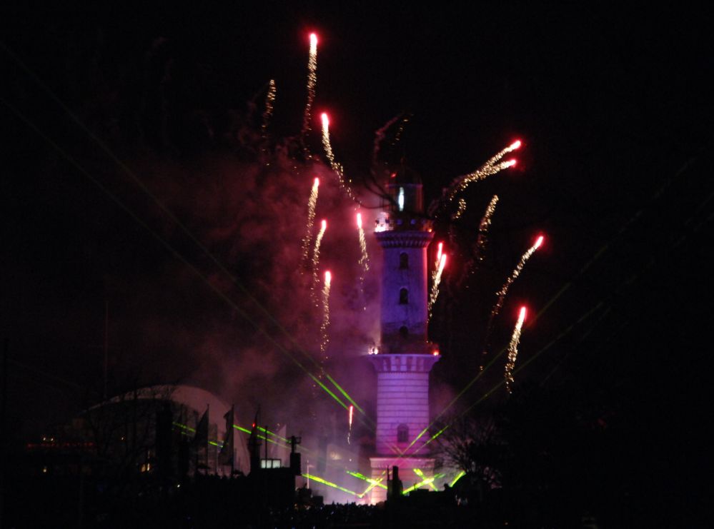 Leuchtturm in Flammen 2014 zu Neujahr in Rostock - Warnemünde