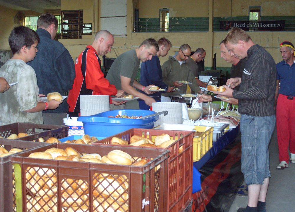 Frühstück und Mittag beim Ostblockfahrzeugtreffen 2010 in Pütnitz